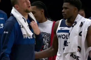 鄧肯：這我熟啊??戈貝爾隔扣后，愛(ài)德華茲在替補(bǔ)席慶祝莫名吃T