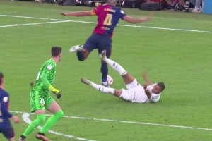 巴薩10人作戰(zhàn)！什琴斯尼出擊鏟倒姆巴佩被直紅罰下！