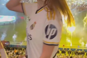 你想表示啥？外國美女現(xiàn)場擺拍脫掉巴薩球衣露出皇馬球衣??