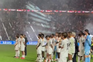 不甘！皇馬一旁觀看巴薩慶祝奪冠！姆巴佩摘下亞軍獎(jiǎng)牌離開！