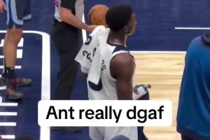 又要被罰款了！愛(ài)德華茲在板凳席做出豎中指的手勢(shì)