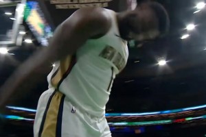 氣死了??CJ絕殺拋投不中，錫安沮喪拍手，頭也不回黯然離場(chǎng)