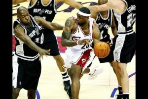 詹姆斯當(dāng)年才22歲啊！就被馬刺這樣對待了