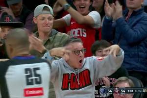 風(fēng)雪難壓！遭雙人夾擊逼至底角??杰倫-格林極限出手轟進(jìn)3+1