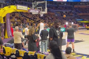 當(dāng)紅炸子雞的人氣！湖人主場大批球迷早早進(jìn)場觀摩文班亞馬熱身