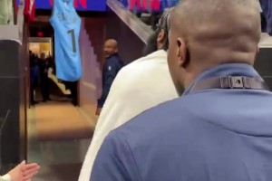 你衣服臟了哈！哈登替補(bǔ)席和小卡緊挨著 上手拍了拍卡子的衣服~