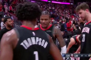 拿下勁敵灰熊后，杰倫-格林&阿門用手勢(shì)激情慶祝！