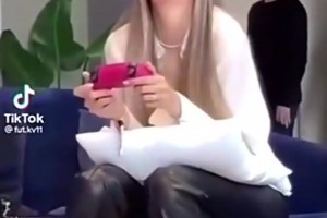 眼神不對啊！姆巴佩看阿方索前女友的眼里有點(diǎn)想法??