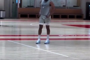 果然今天就有效果！上一場訓(xùn)練課之后哈登獨(dú)自留下來加練投籃~