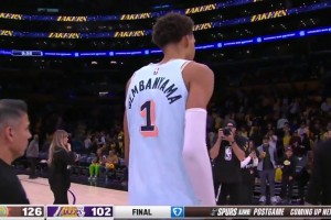 關(guān)系好！文班&保羅賽后脫下球衣簽上大名 送給雷迪克的兩個兒子