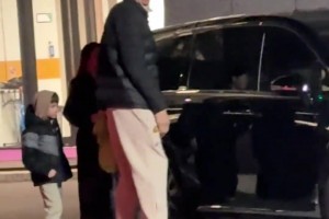 廣廈新外援博班本來要上車了，聽到球迷呼喚又走過來簽名????