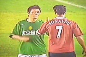 年輕的C羅從背后扇了楊璞的腦袋，楊璞轉(zhuǎn)身怒指雙方爭執(zhí)不下??