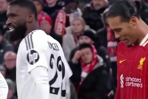 棋逢對手惺惺相惜！足球場上對手之間獨屬于男人的“浪漫”！