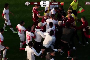 友誼賽也能打起來！徐新踢人引發(fā)兩隊(duì)群毆??