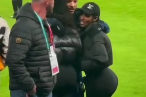 這臀……我注意力都歪了，桑喬現(xiàn)場擁抱美國說唱女歌手薩維蒂??