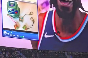 魔性中帶點驚悚??快船主場播放小卡大笑片段