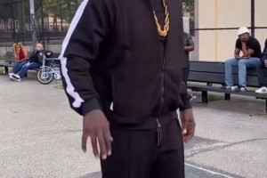 這大個會打球嗎？單手抓球倒是挺穩(wěn)的