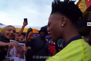 甲亢哥差點(diǎn)被女粉絲強(qiáng)吻??這女粉手上還拿著甲亢哥“懷孕照”？