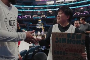 這是真愛(ài)粉！一名球迷飛越6000英里，專門(mén)來(lái)看本-西蒙斯比賽