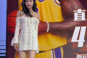 白裙大長(zhǎng)腿?。∶滥冉o詹姆斯拉票：你一票我一票 我哥一定能出道