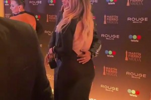 真不看場合！旺達(dá)和小男友公共場合激情擁吻??