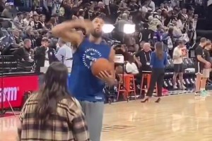 昨日重現(xiàn)！19年年底科比最后一次到訪湖人主場(chǎng)，吸引全場(chǎng)的關(guān)注！