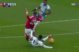 這個(gè)視角重新看下，對(duì)達(dá)洛特的這下，裁判是否應(yīng)該掏牌？