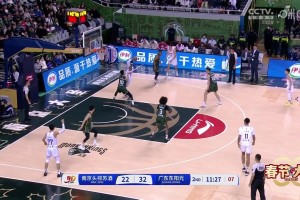 莫蘭德被吹走步，杜鋒很不滿意！直接用手指著裁判