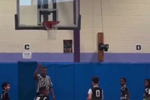 塔圖姆觀戰(zhàn)兒子打籃球，詹姆斯后又一對NBA父子檔指日可待？