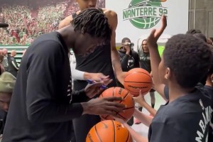 這身高是真恐怖！文班亞馬與小球迷互動，并為其簽名