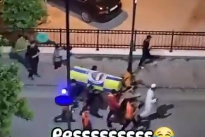 仇深似海啊！加拉塔薩雷球迷舉行費(fèi)內(nèi)巴切的葬禮??