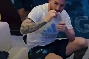 梅西和阿根廷隊(duì)友聚眾打牌，這手法看得出平常沒(méi)少打牌啊??