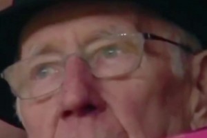 2017年的今天，魯尼接替查爾頓爵士成為紅魔隊(duì)史射手王！