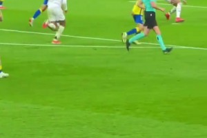 笑不活了!貝林厄姆意外破壞姆巴佩帽子戲法，球沒進(jìn)，人應(yīng)聲入網(wǎng)!