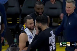 聊什么呢？庫(kù)里與塔圖姆&布朗擁抱交流 科爾等了一會(huì)先溜了??