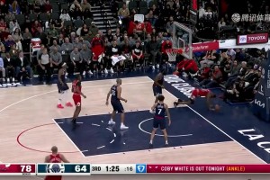 登哥籃下卡位送出一個(gè)大肘子，吃到一記惡犯！??