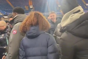 庫(kù)庫(kù)雷利亞向說唱歌手展示自己的說唱??逗得帕爾默哈哈大笑??