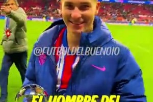 雙響+絕殺當(dāng)之無(wú)愧！小蜘蛛阿爾瓦雷斯賽后領(lǐng)取全場(chǎng)最佳獎(jiǎng)杯