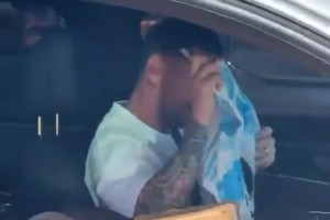 當(dāng)你在等待紅綠燈時(shí)遇到梅西會(huì)發(fā)生什么？??