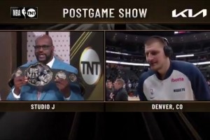 真愛！奧尼爾視頻連線約基奇為其頒發(fā)大個子金腰帶??