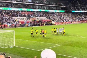 無(wú)解貼地?cái)兀∵€記得這一球嗎？梅西精彩任意球攻破牙買(mǎi)加球門(mén)！