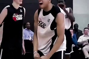 十年前！唐斯在一場耐克比賽中隔扣了一位不知名球員