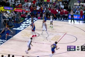 無所不能！約基奇后場接發(fā)球大手一甩??超超超遠(yuǎn)三分壓哨飆進(jìn)！