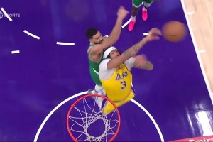 怒不可遏！濃眉補籃被塔圖姆帽掉后情緒激動??不滿判罰怒噴裁判