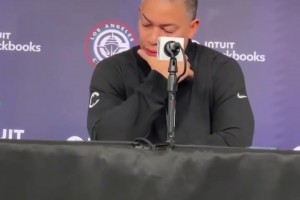 泰倫盧調(diào)侃哈登：他那個(gè)火柴盒彈跳，不知為何總能搶到籃板