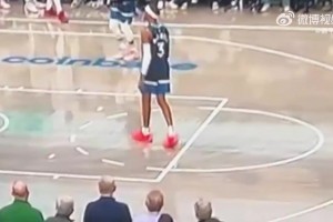 最后時刻殺盤？歐文壓哨三分命中后，場邊一位球迷做出這個反應