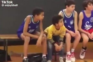 珍貴影像！看看文班小時(shí)候是怎么打比賽的，那時(shí)還沒(méi)比同齡人高很多！