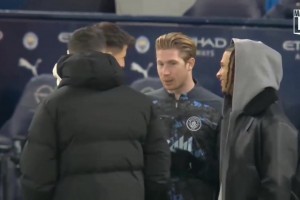 在說啥呢？被拍到在場(chǎng)邊和魯本，阿克，羅德里聊天的德布勞內(nèi)！