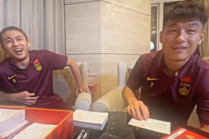 想要武球王簽名球衣，武磊打趣：那我簽武球王唄~??