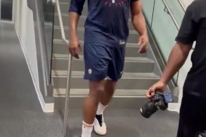 ??努力！哈登大晚上在球館加練三分，還跑樓梯拉體能